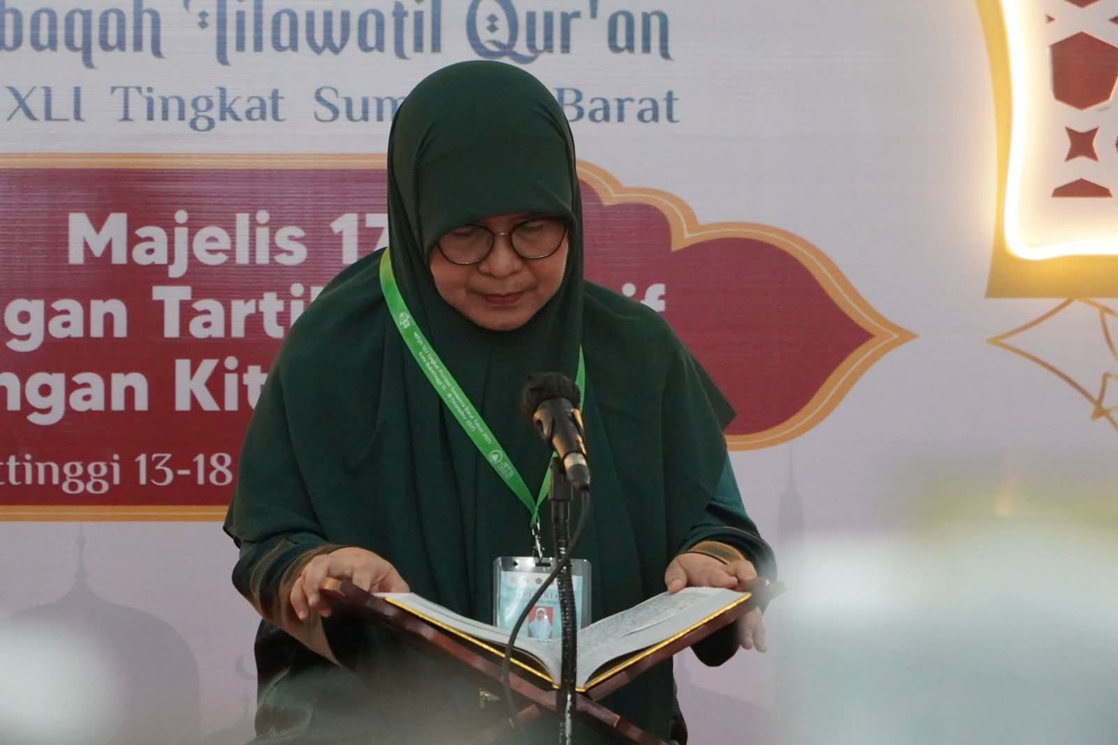 Asisten.Ade Nafrita Anas saat tampil di MTQ tingkat Sumbar di Masjid Muchlisin Manggih Bukittinggi, Senin, 15/12/2025, kemaren.